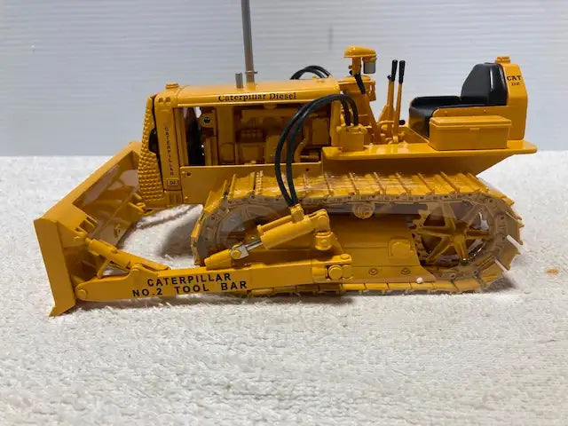 1/16 CATERPILLAR D2 W/BLADE Die-Cast Construction Toy