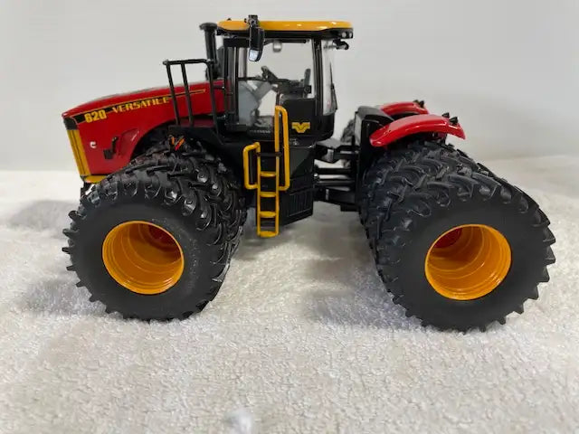 1/32 VERSATILE 620 Custom Triples Farm Toy Tractor