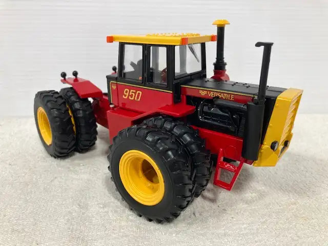 1/32 VERSATILE 950 Farm Toy Tractor