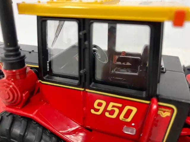 1/32 VERSATILE 950 Farm Toy Tractor