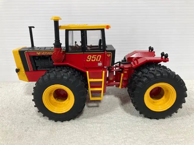 1/32 VERSATILE 950 Farm Toy Tractor