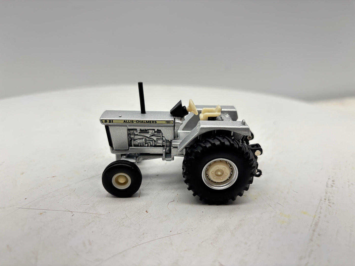 1/64 Allis-Chalmers D21 Prestige Silver Chase