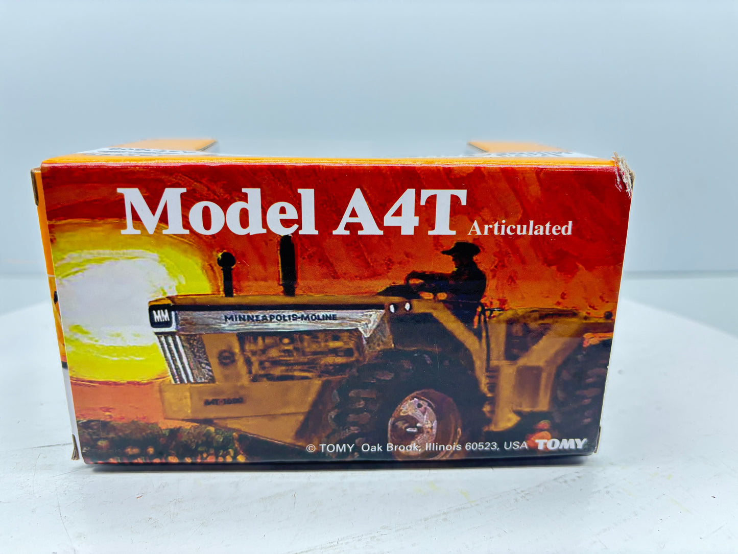 1/64 Minneapolis-Moline A4T-1600 Prestige