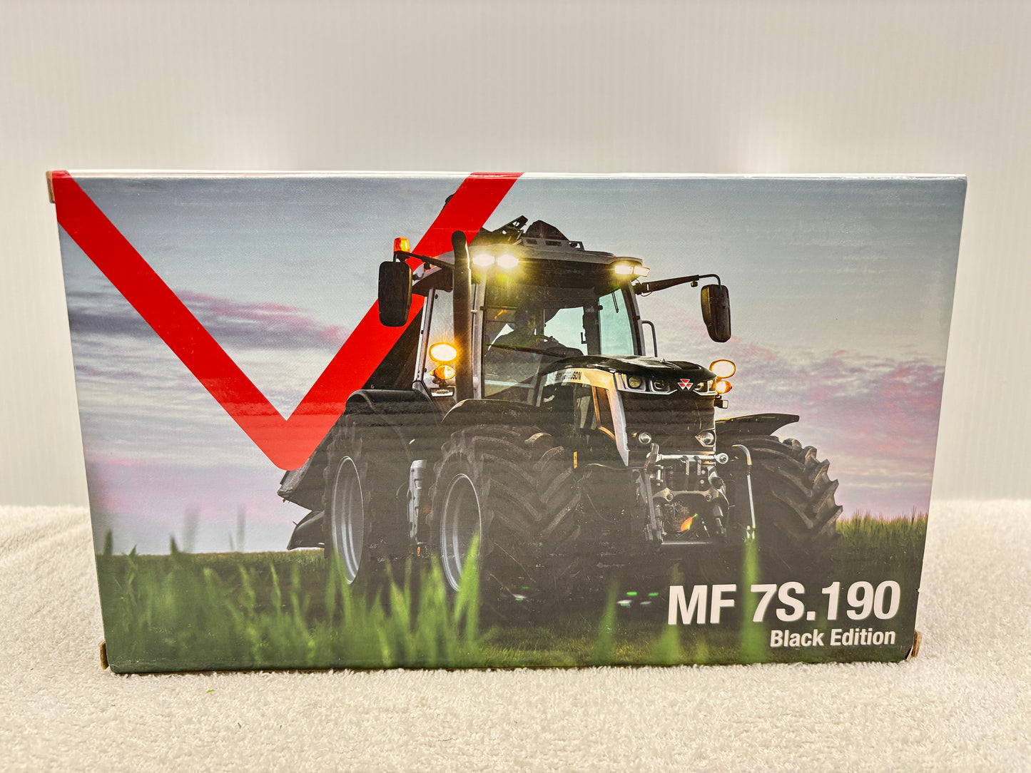 1/32 Massey Ferguson 7S.190 Black Edition