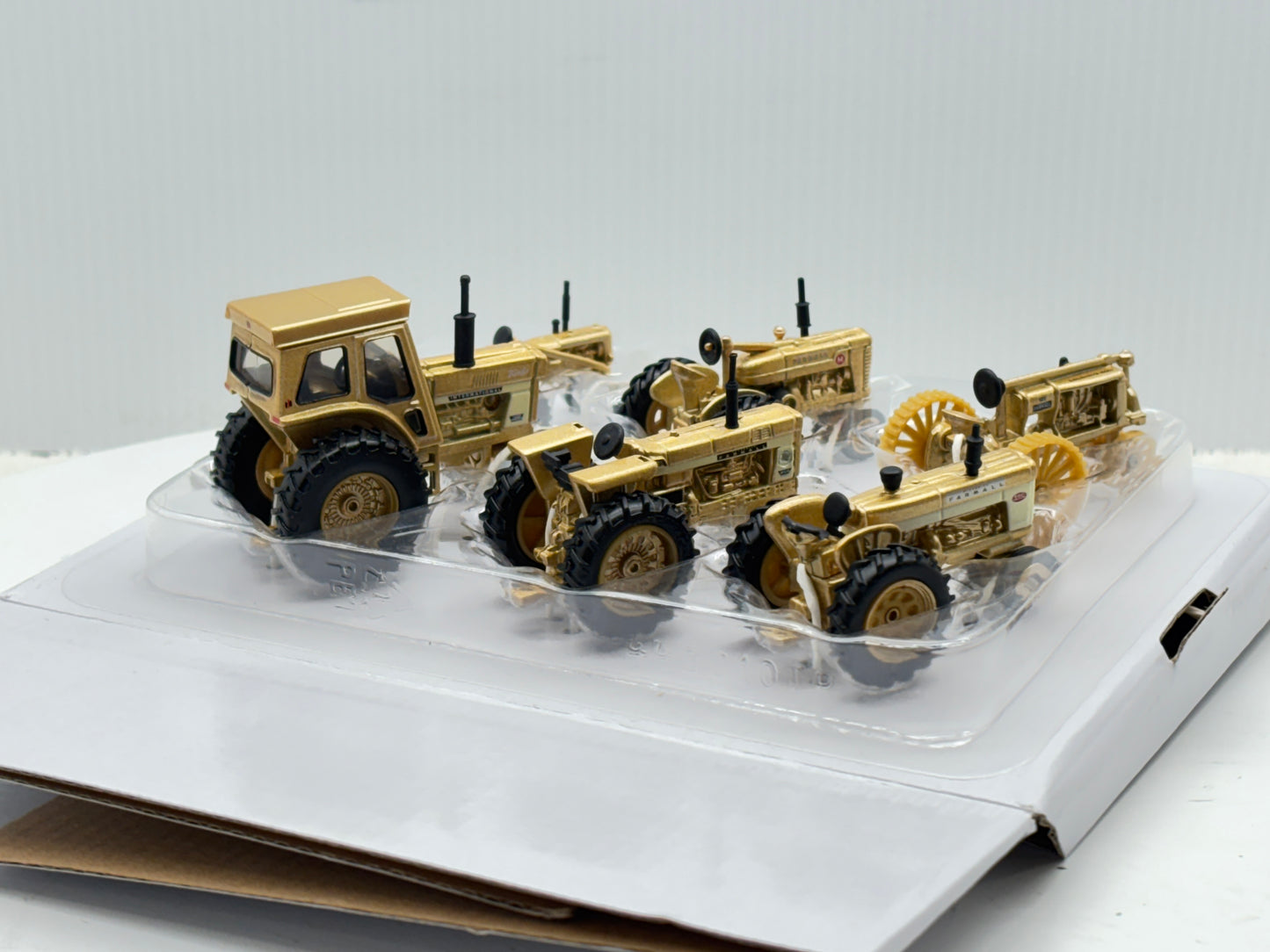 1/64 Case IH Farmall 100th Gold