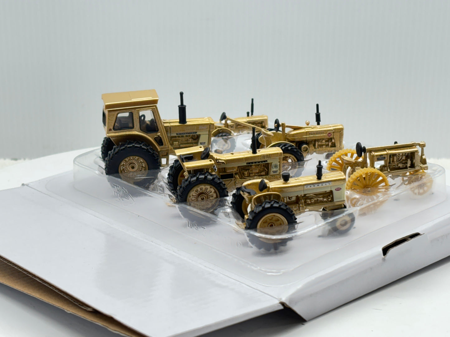 1/64 Case IH Farmall 100th Gold