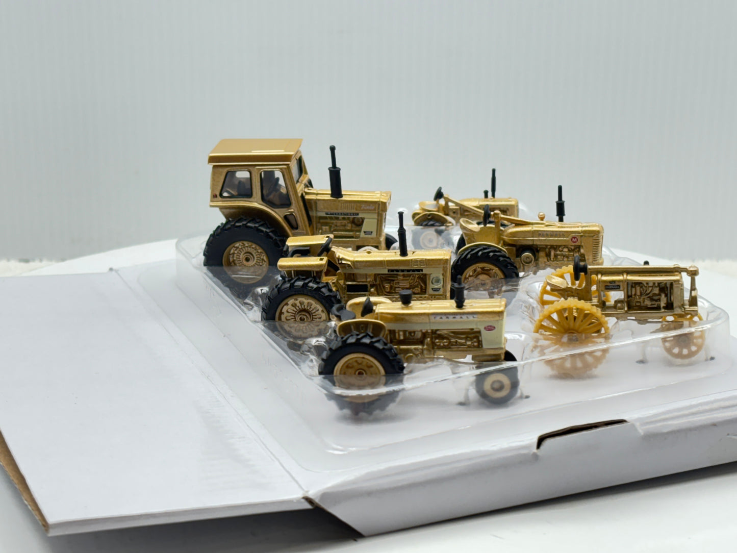 1/64 Case IH Farmall 100th Gold