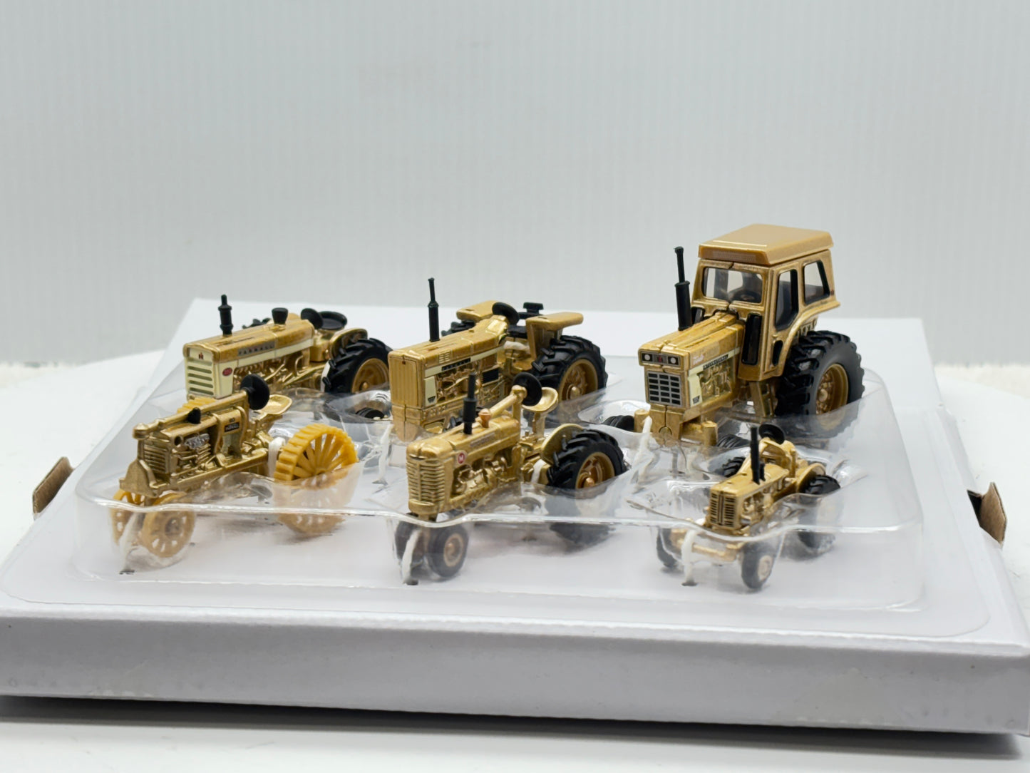 1/64 Case IH Farmall 100th Gold