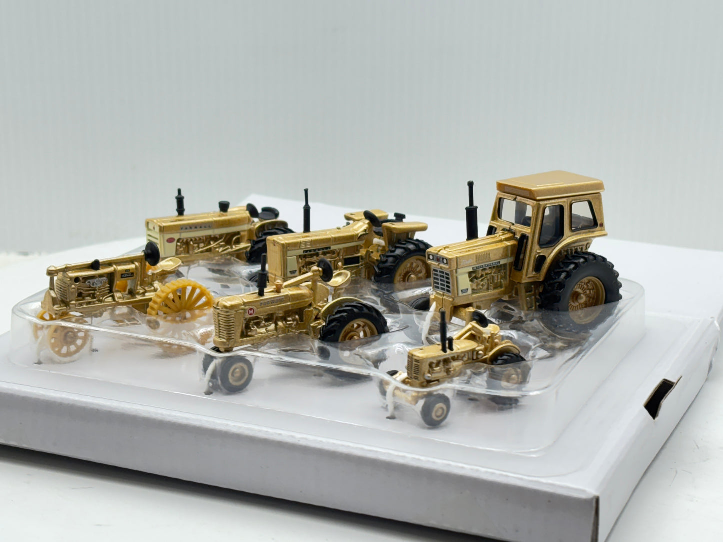 1/64 Case IH Farmall 100th Gold
