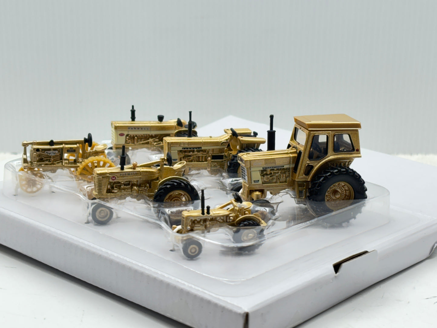 1/64 Case IH Farmall 100th Gold