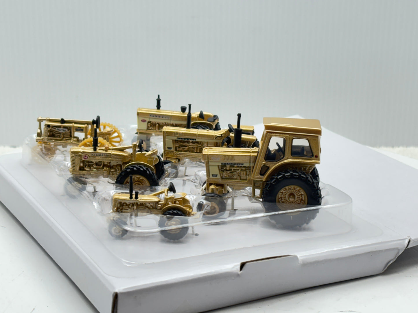 1/64 Case IH Farmall 100th Gold