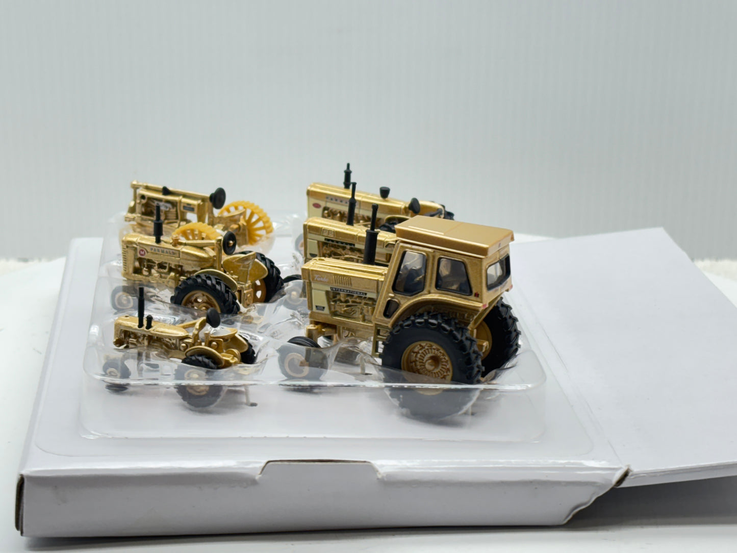 1/64 Case IH Farmall 100th Gold