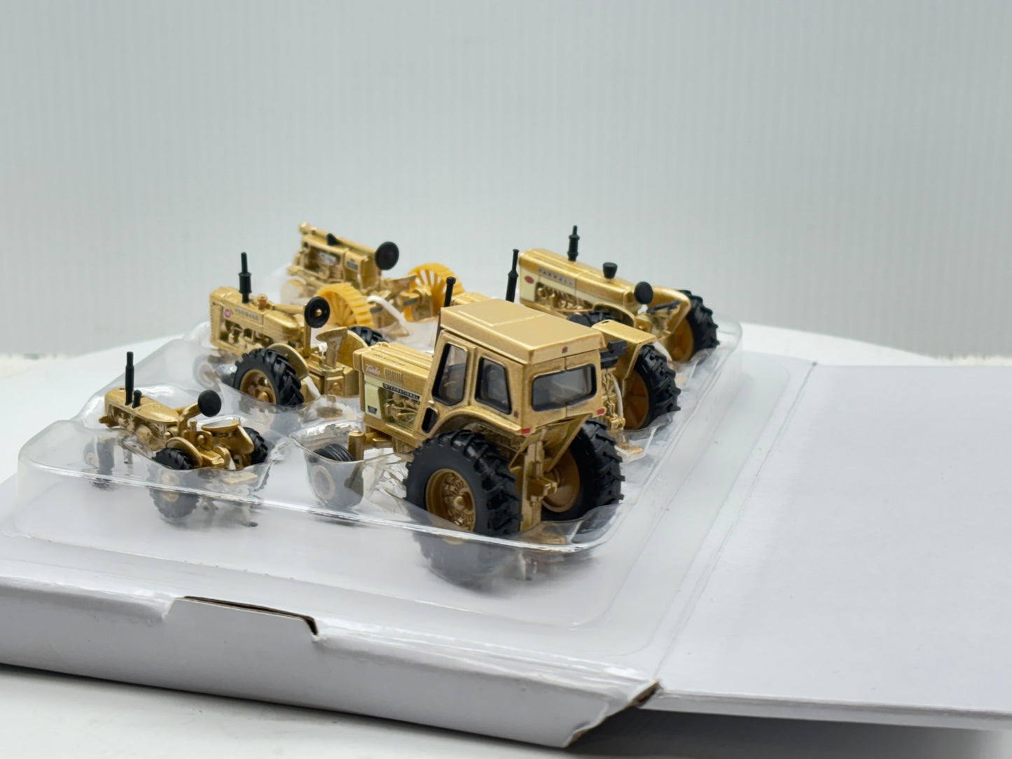 1/64 Case IH Farmall 100th Gold