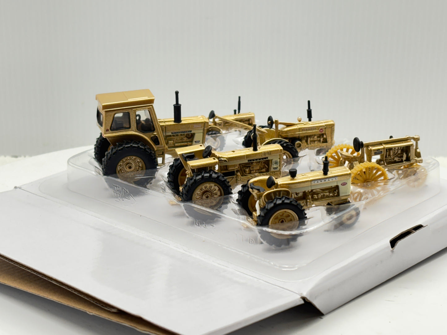 1/64 Case IH Farmall 100th Gold