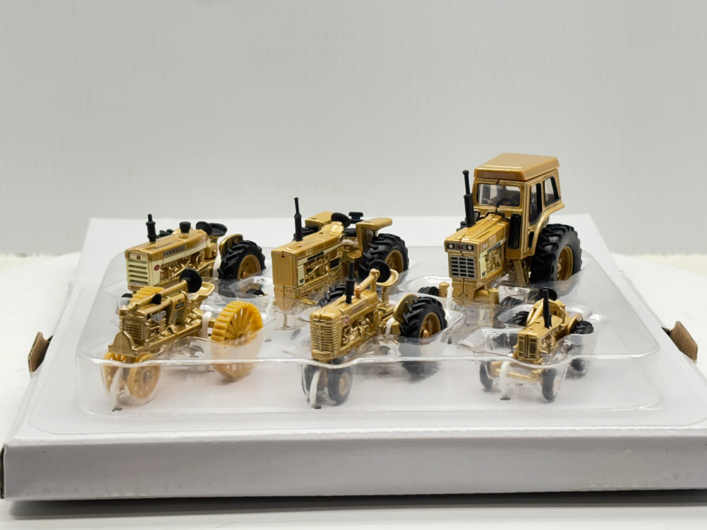 1/64 Case IH Farmall 100th Gold