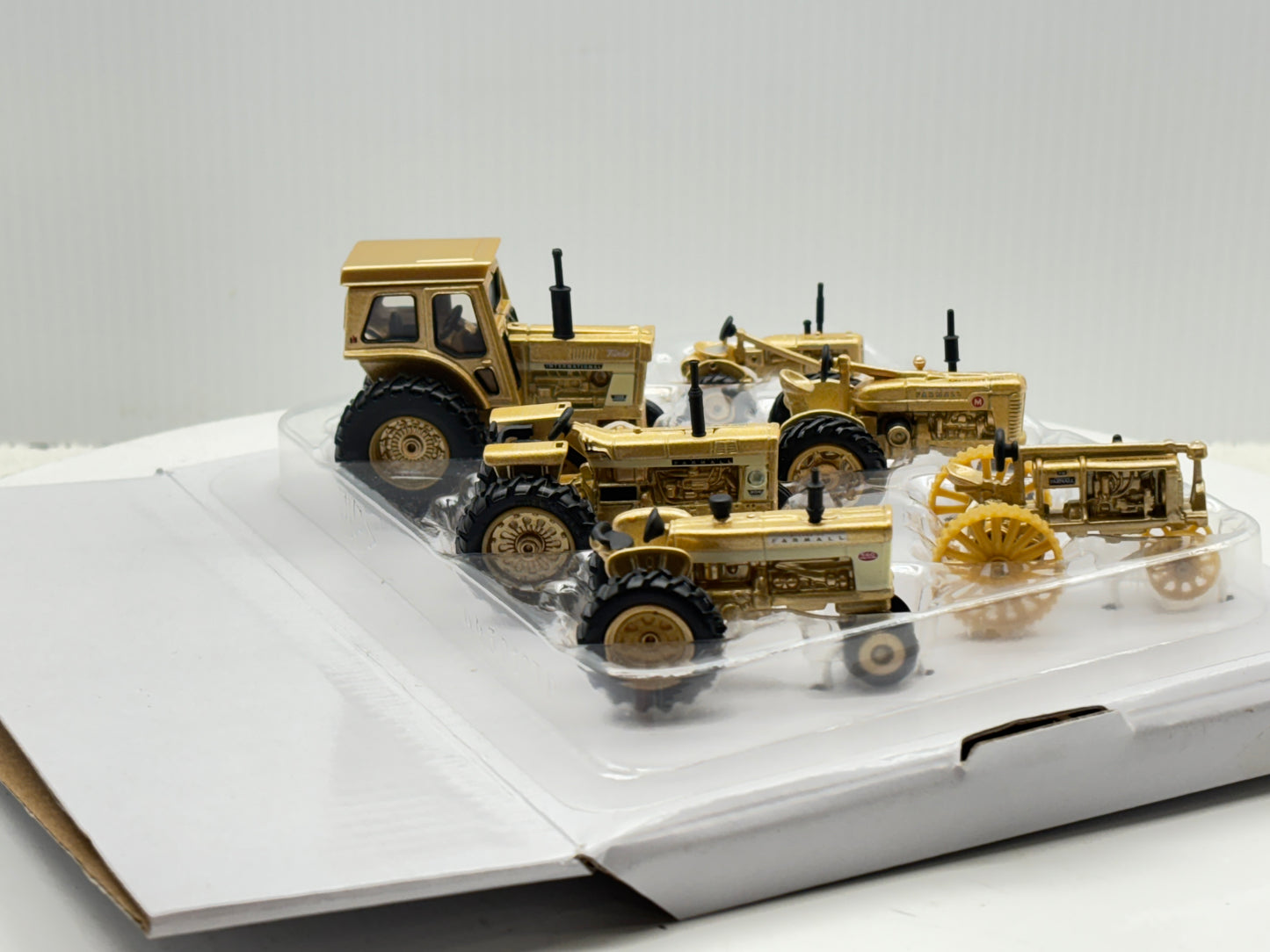 1/64 Case IH Farmall 100th Gold