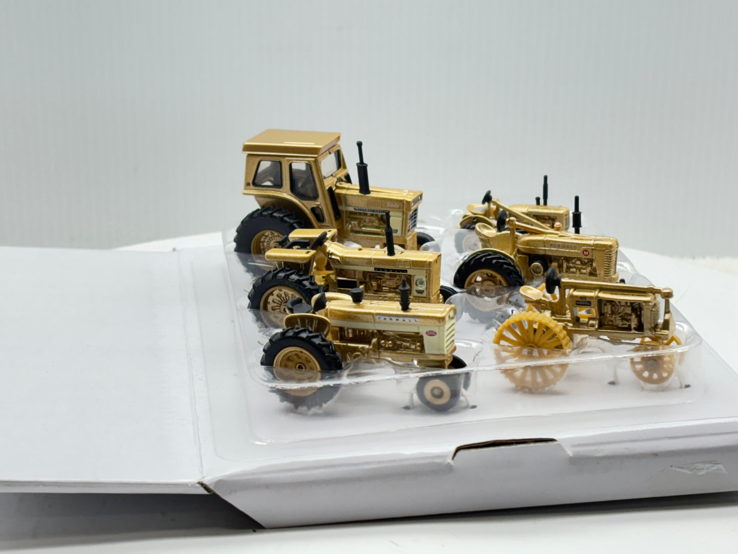 1/64 Case IH Farmall 100th Gold