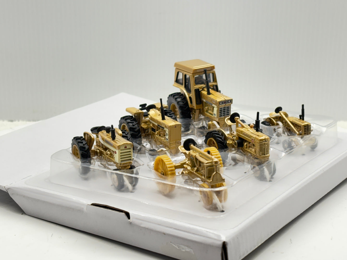 1/64 Case IH Farmall 100th Gold