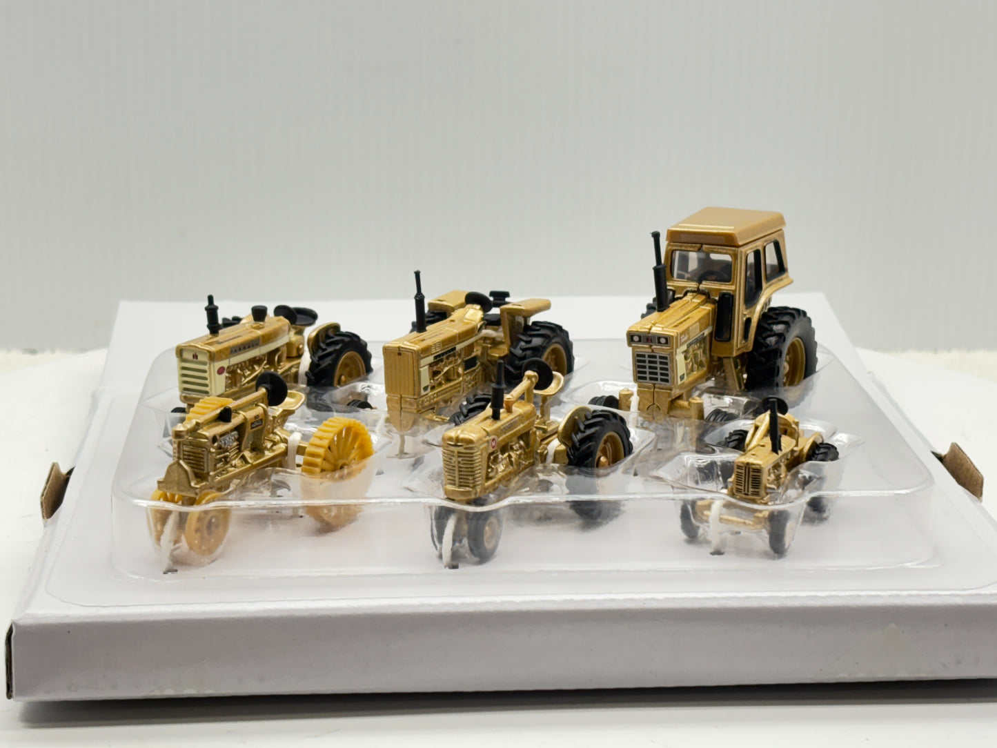 1/64 Case IH Farmall 100th Gold