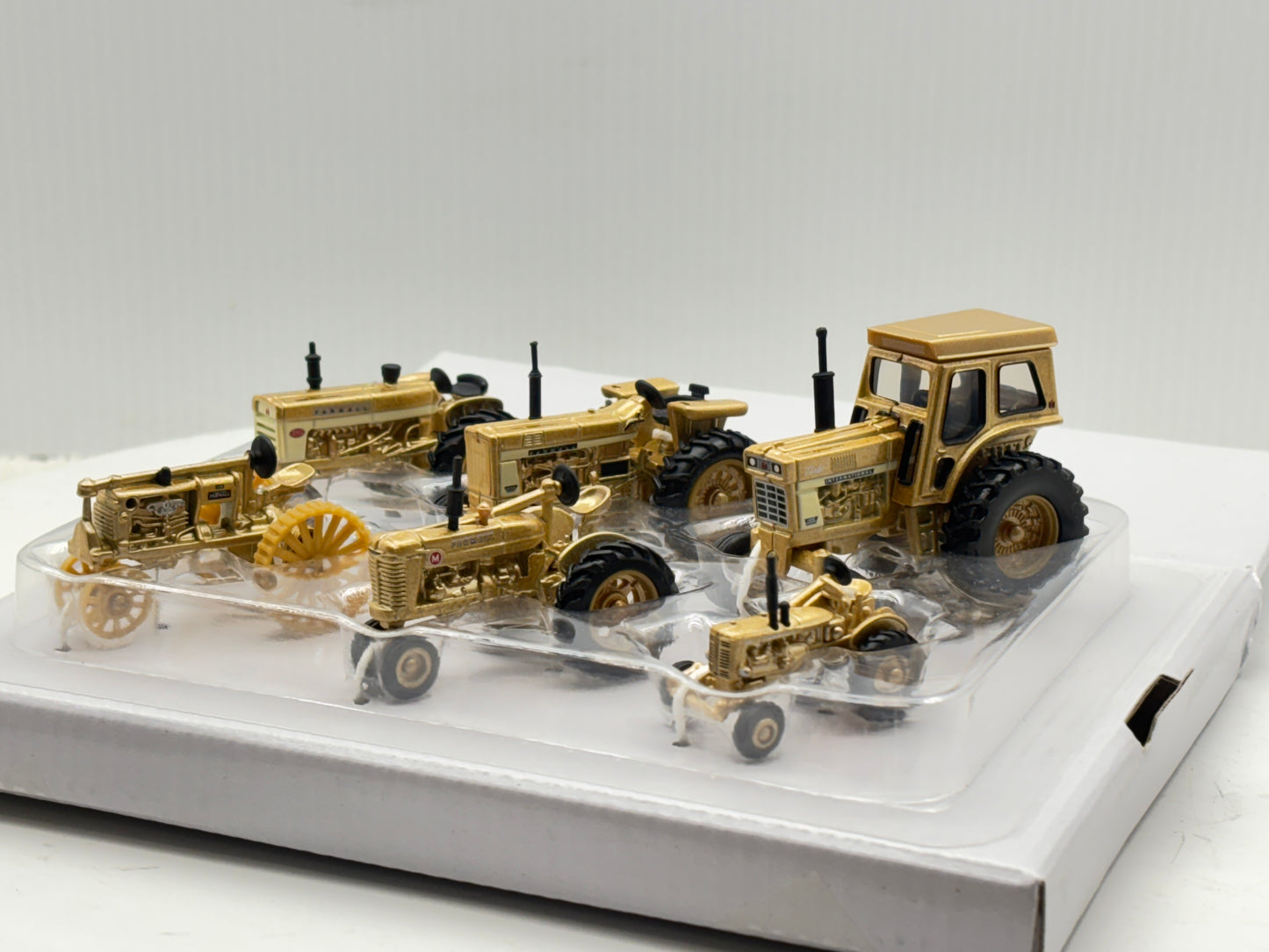 1/64 Case IH Farmall 100th Gold