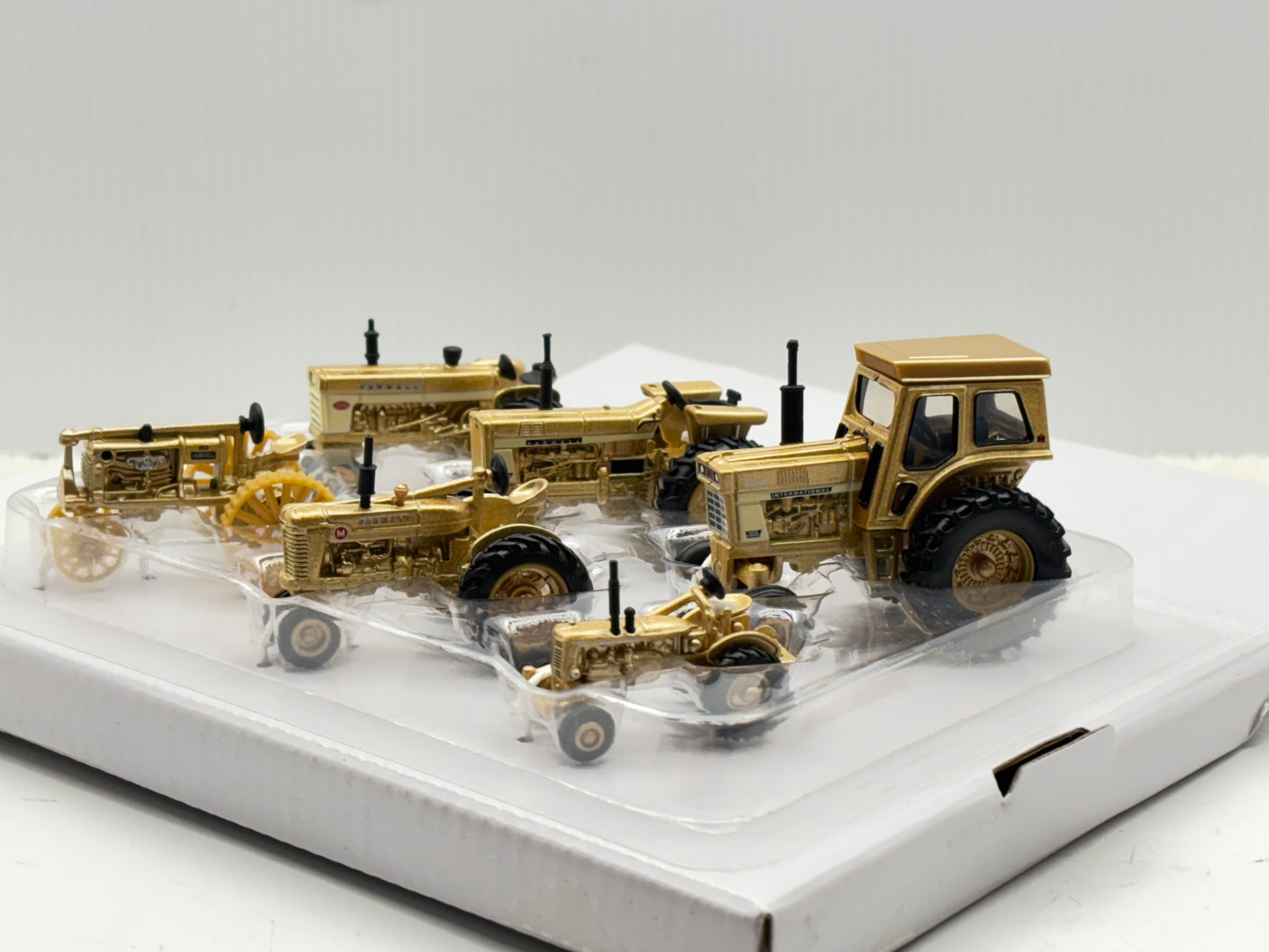 1/64 Case IH Farmall 100th Gold