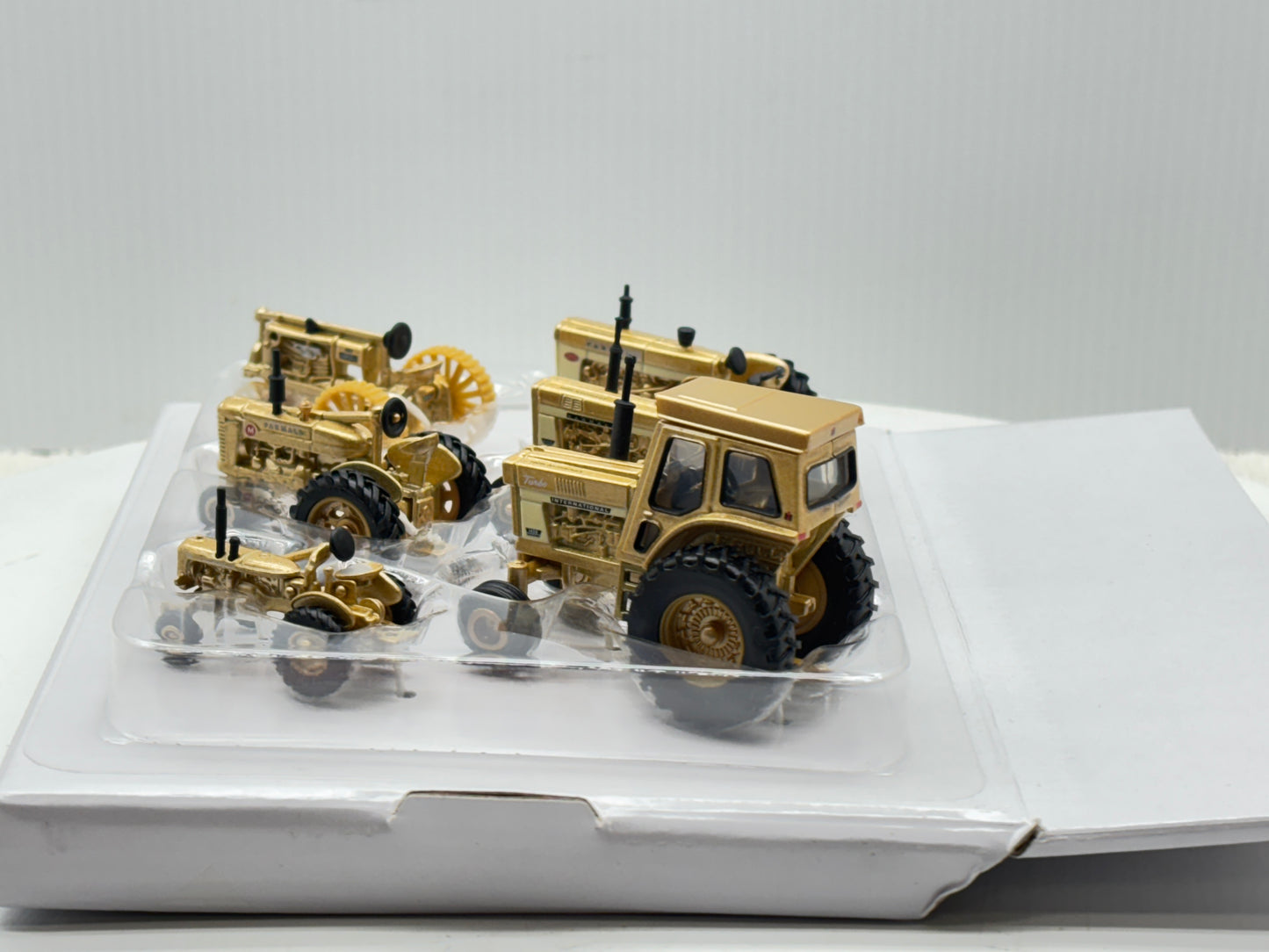 1/64 Case IH Farmall 100th Gold
