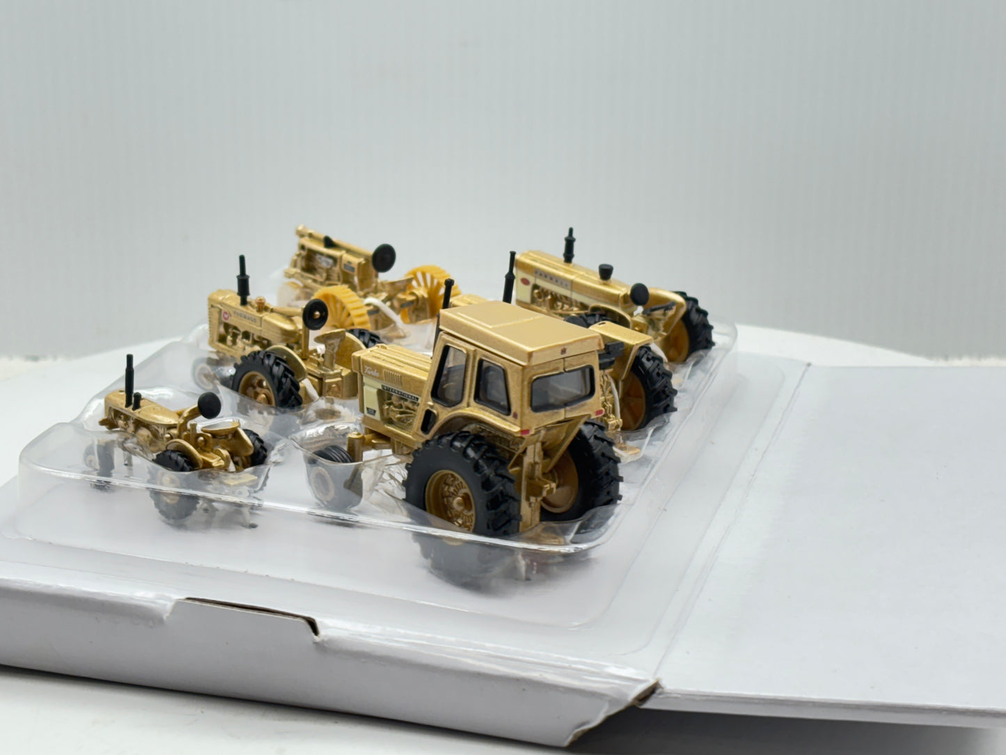 1/64 Case IH Farmall 100th Gold