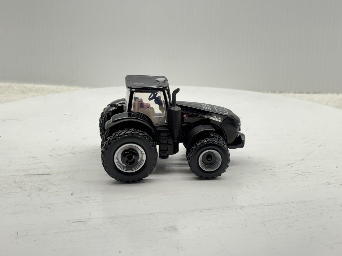 1/64 Case IH Magnum 400 Black