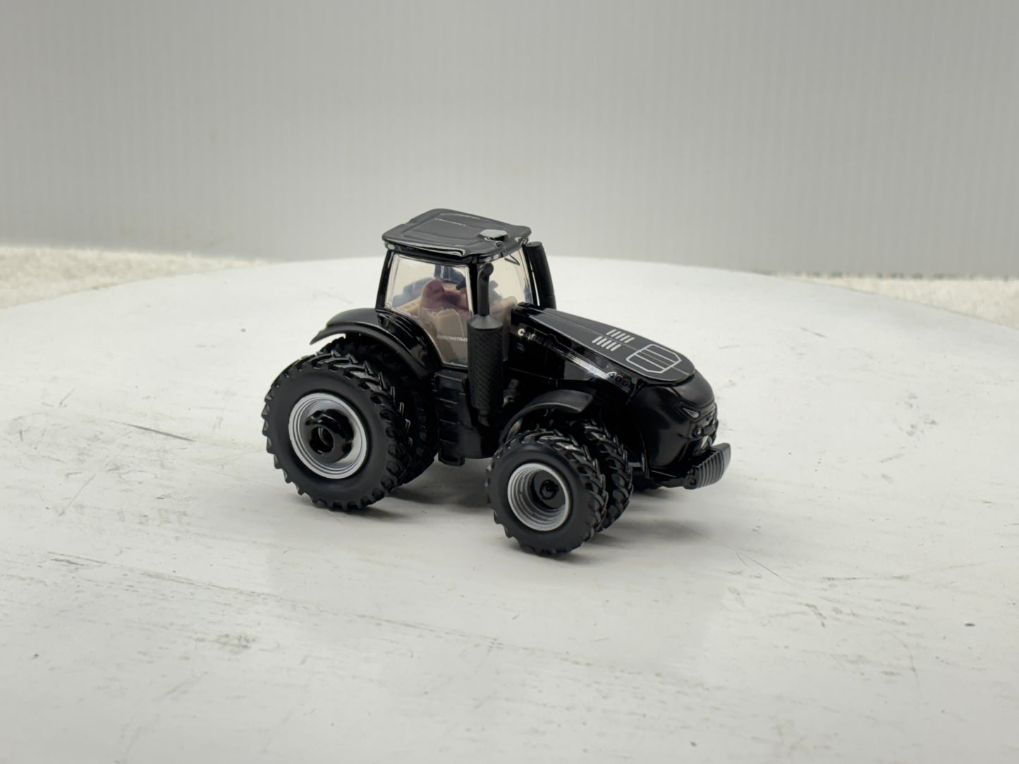 1/64 Case IH Magnum 400 Black