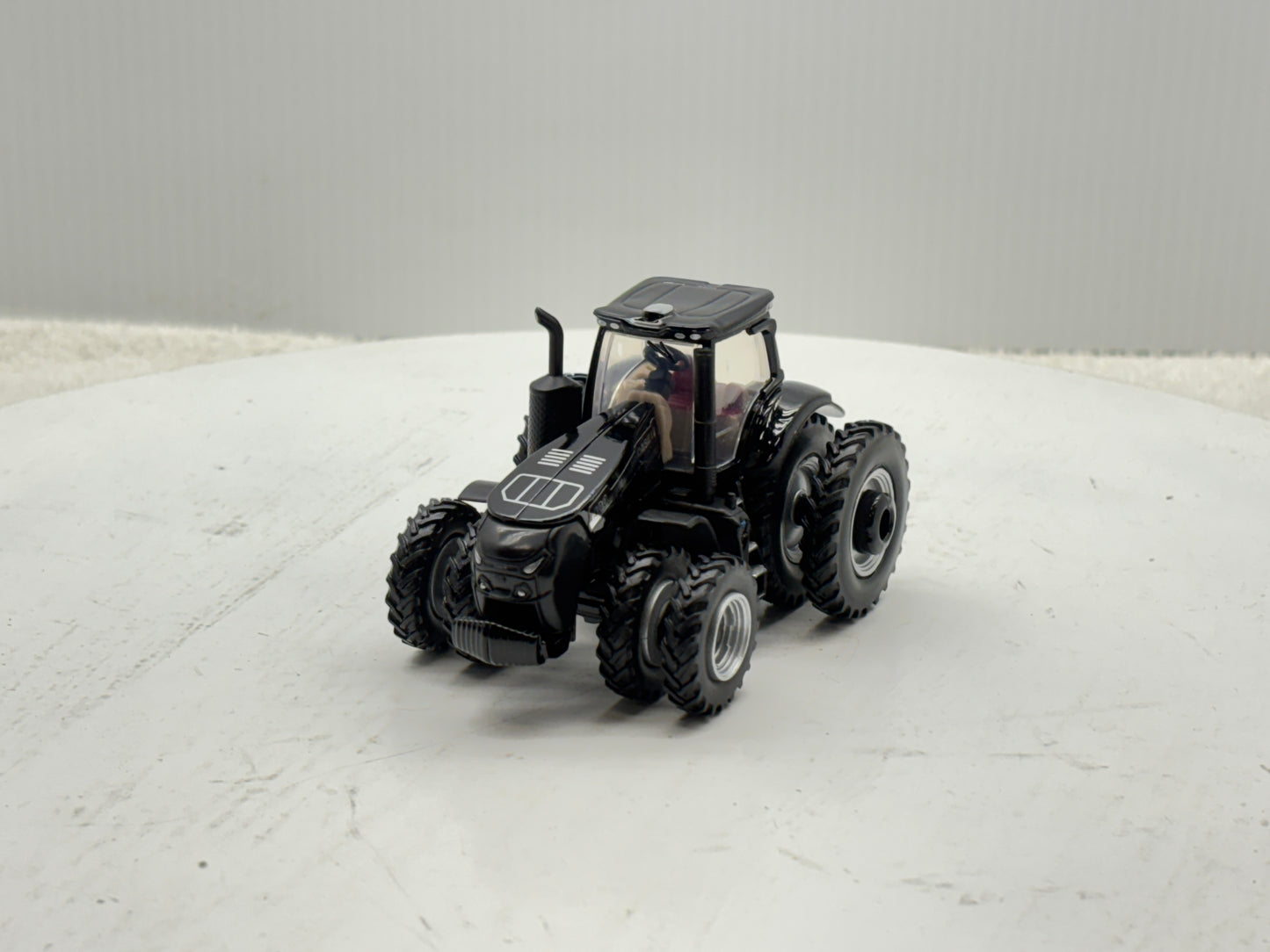 1/64 Case IH Magnum 400 Black