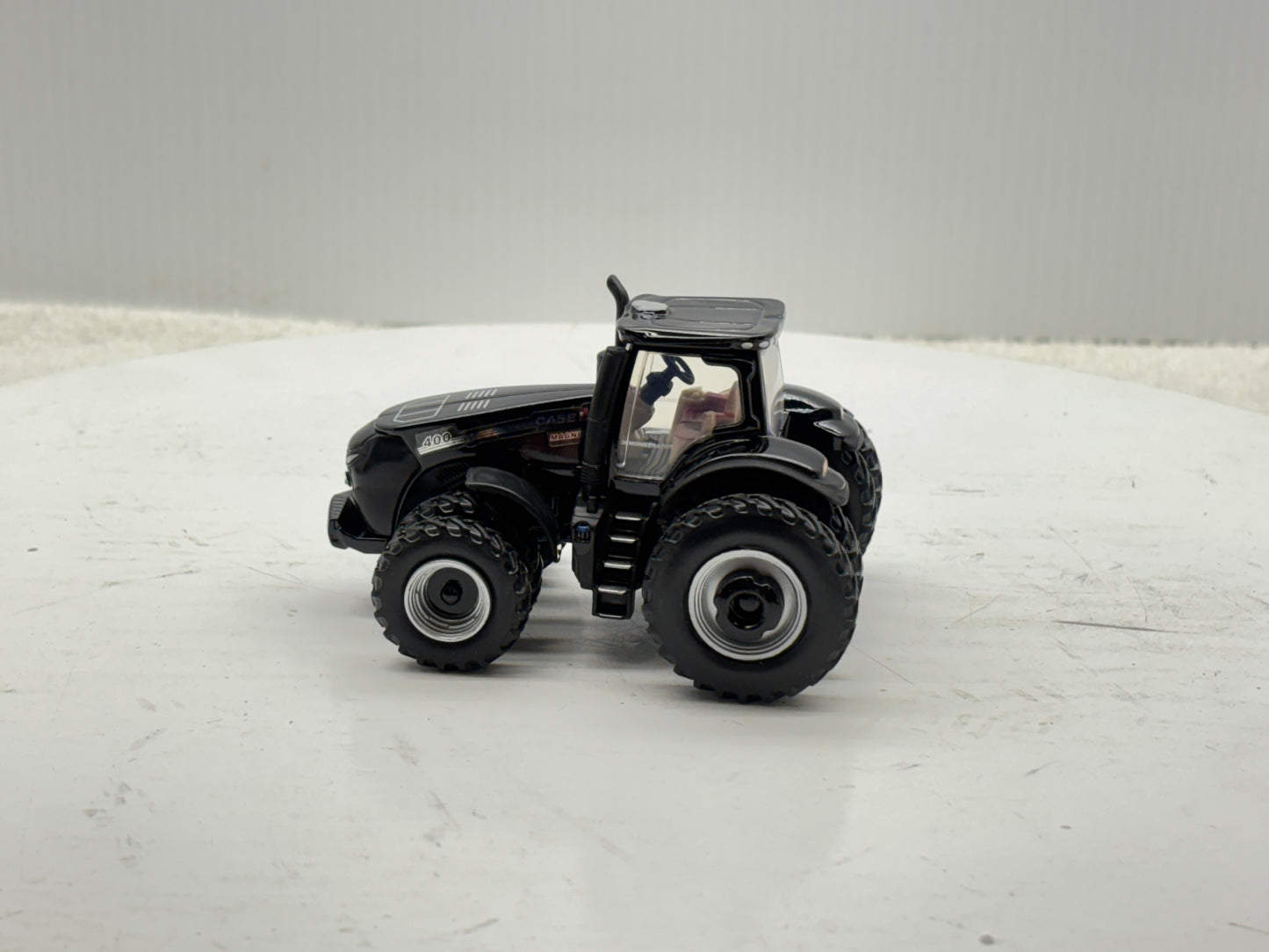 1/64 Case IH Magnum 400 Black