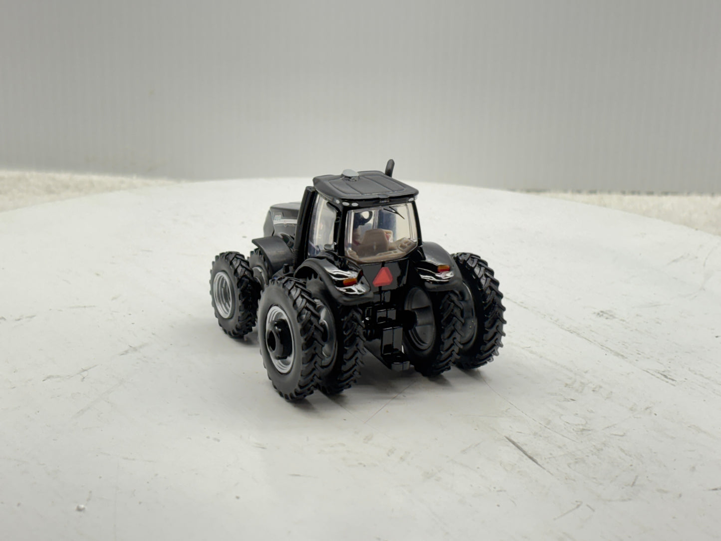 1/64 Case IH Magnum 400 Black
