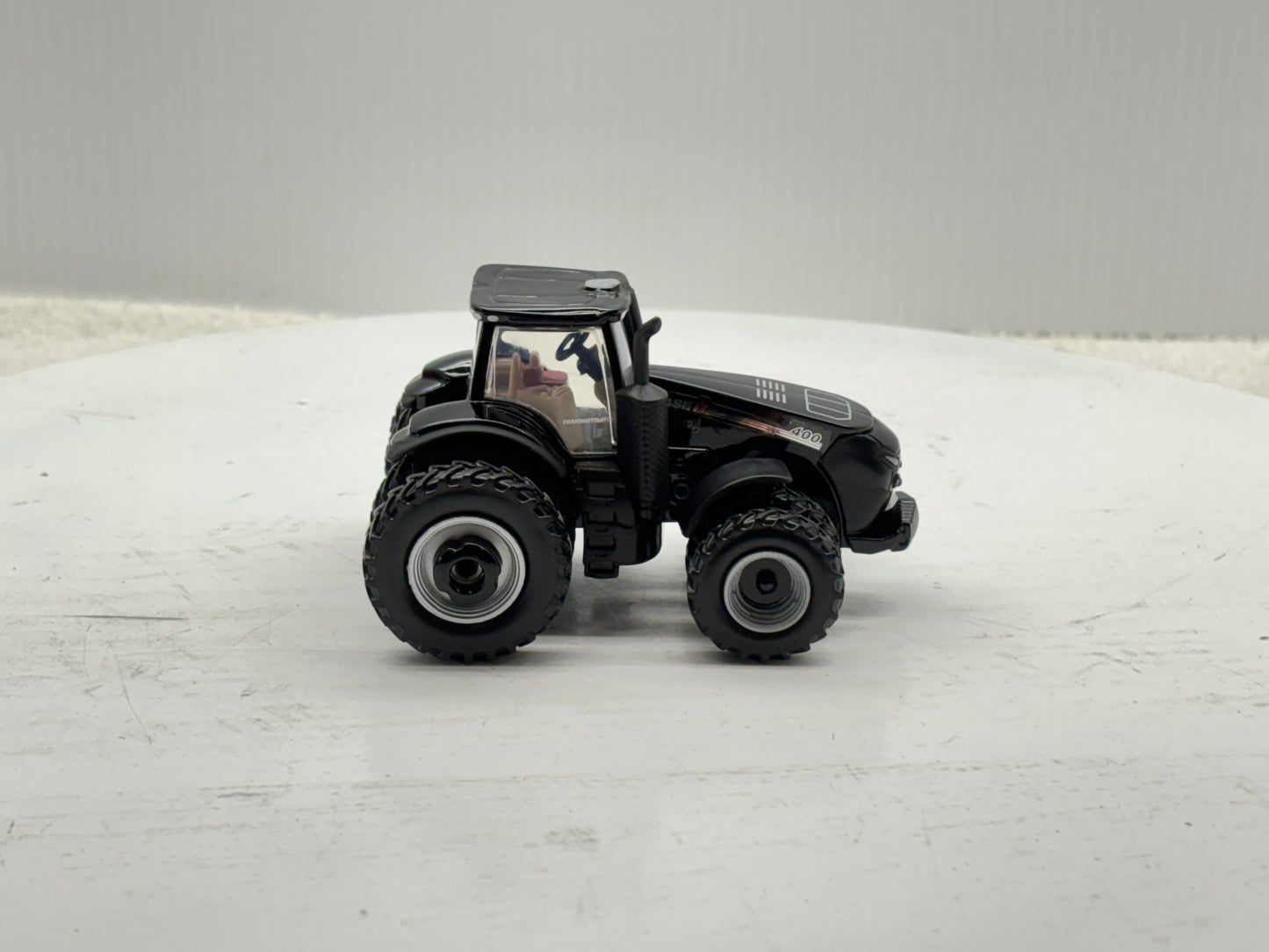 1/64 Case IH Magnum 400 Black