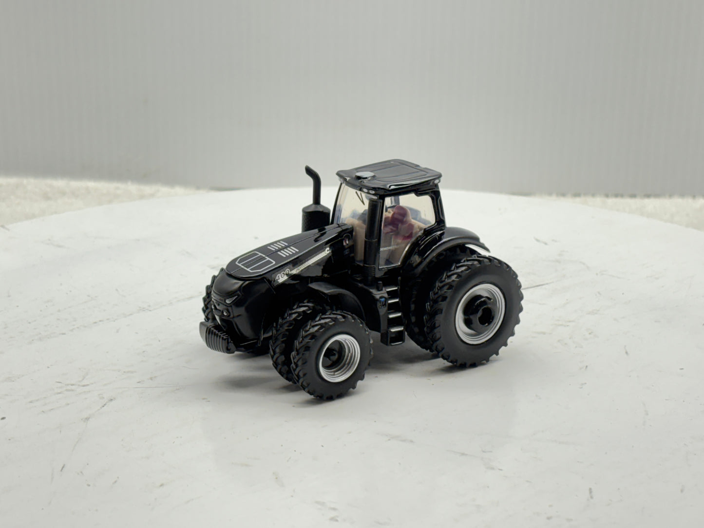 1/64 Case IH Magnum 400 Black