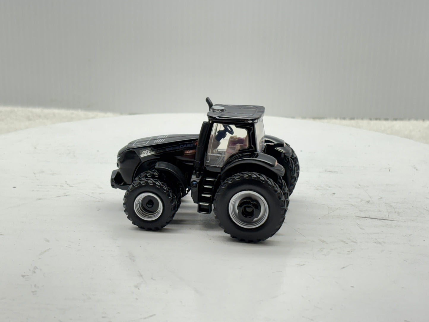 1/64 Case IH Magnum 400 Black