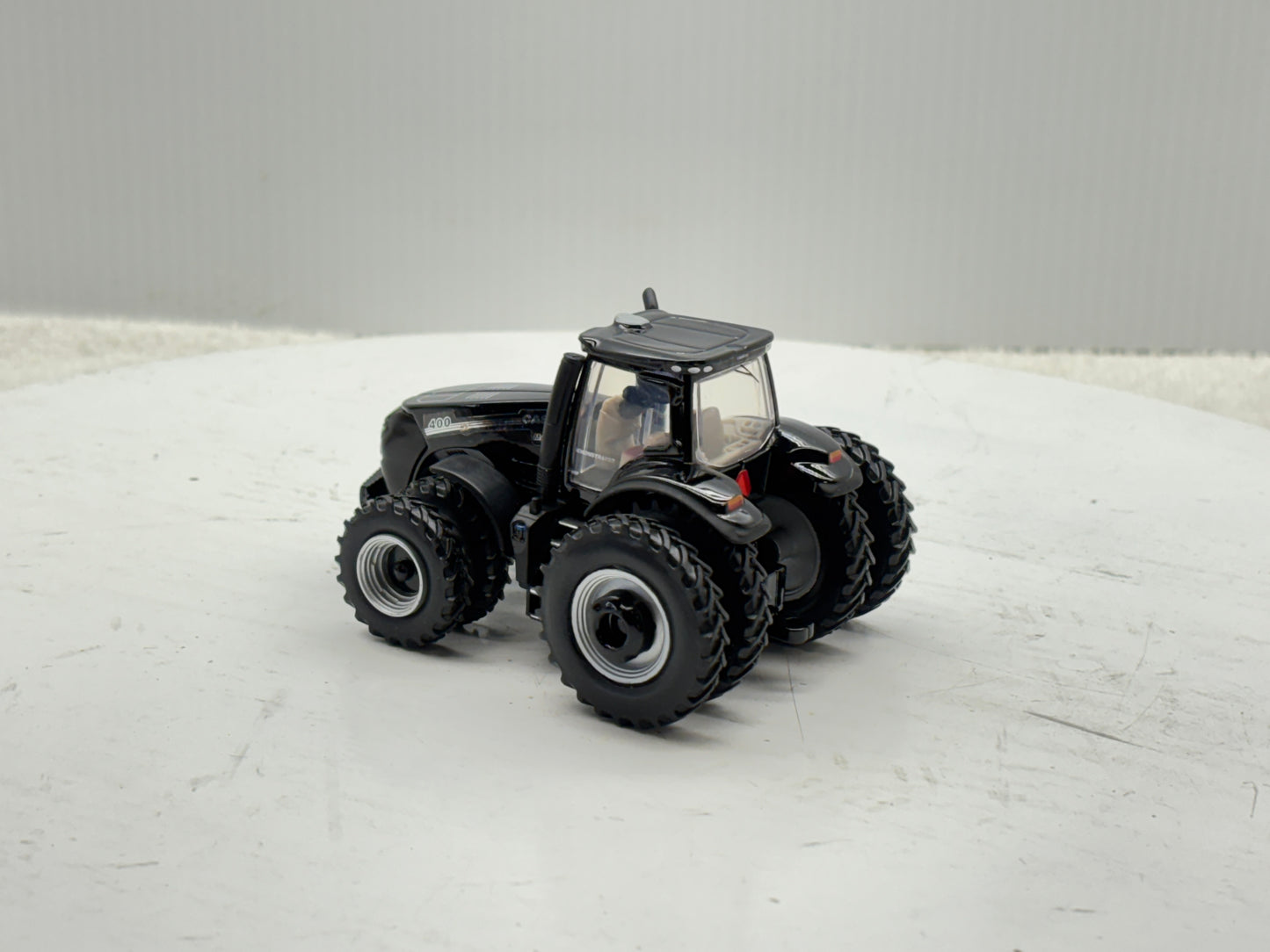 1/64 Case IH Magnum 400 Black