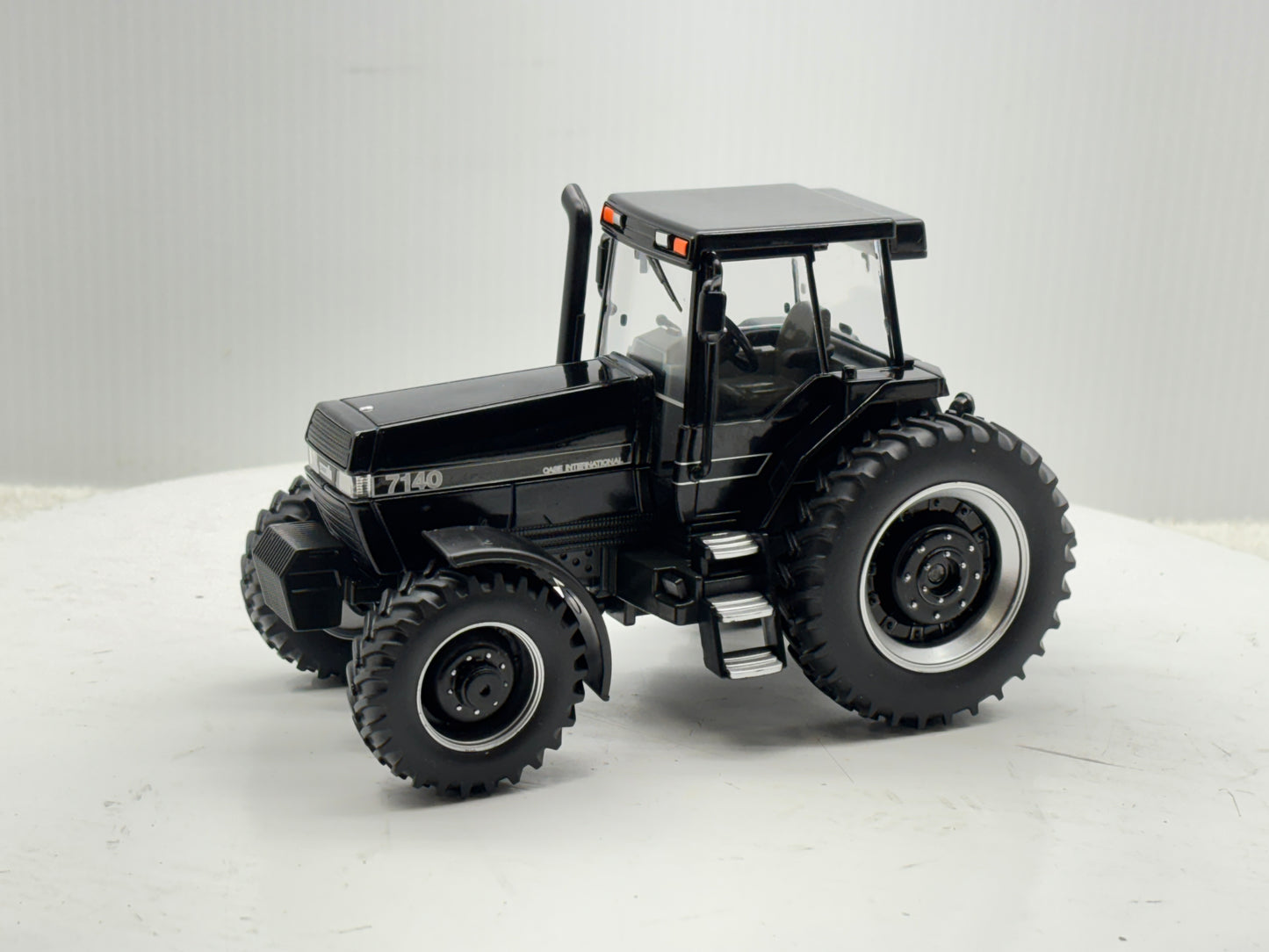 1/32 Case IH Magnum 7140 Black