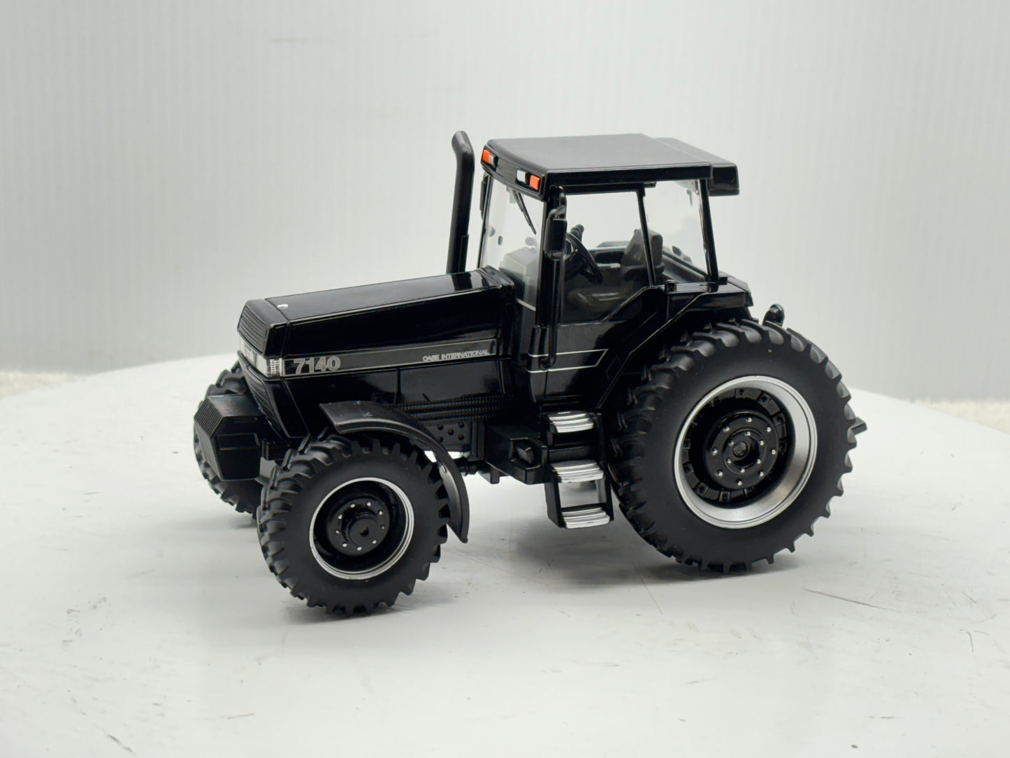 1/32 Case IH Magnum 7140 Black