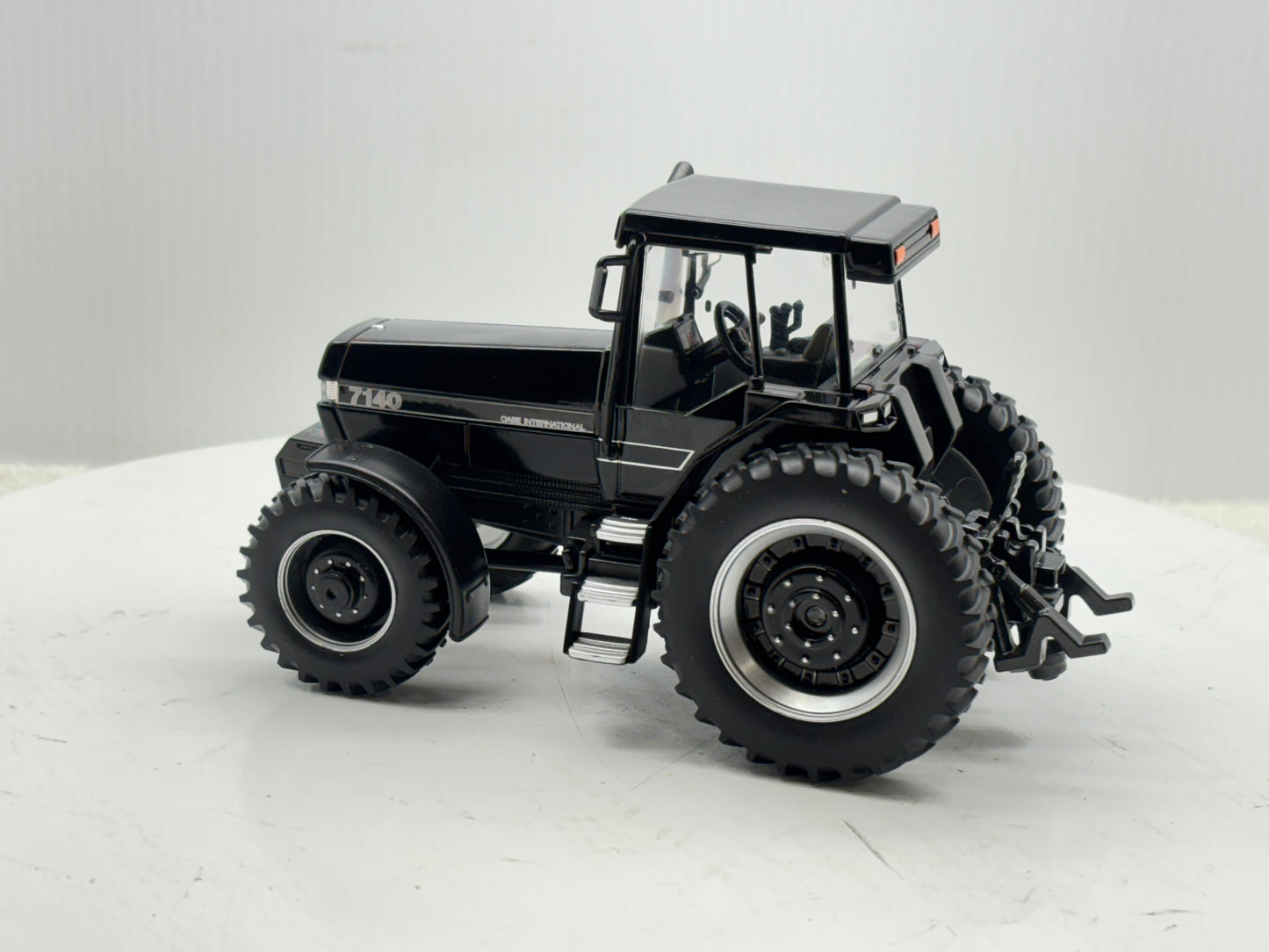 1/32 Case IH Magnum 7140 Black