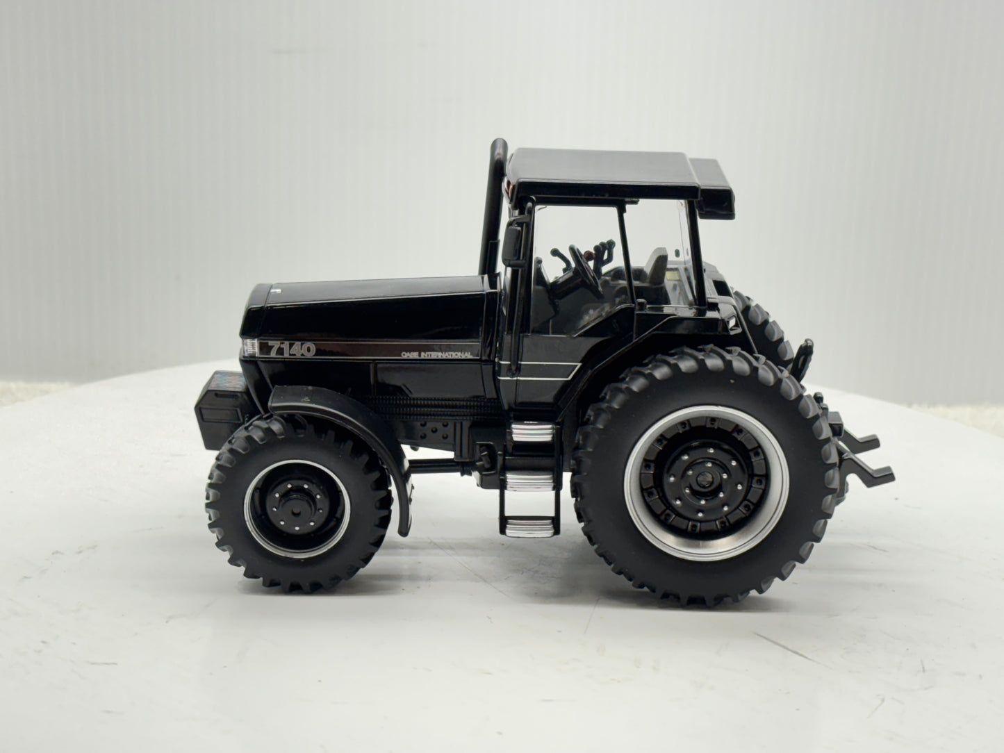 1/32 Case IH Magnum 7140 Black