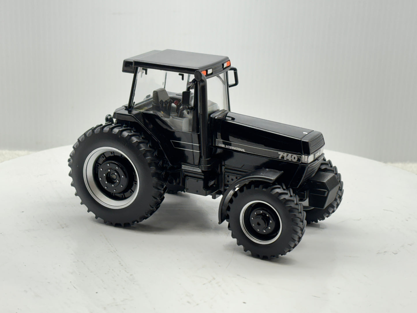 1/32 Case IH Magnum 7140 Black
