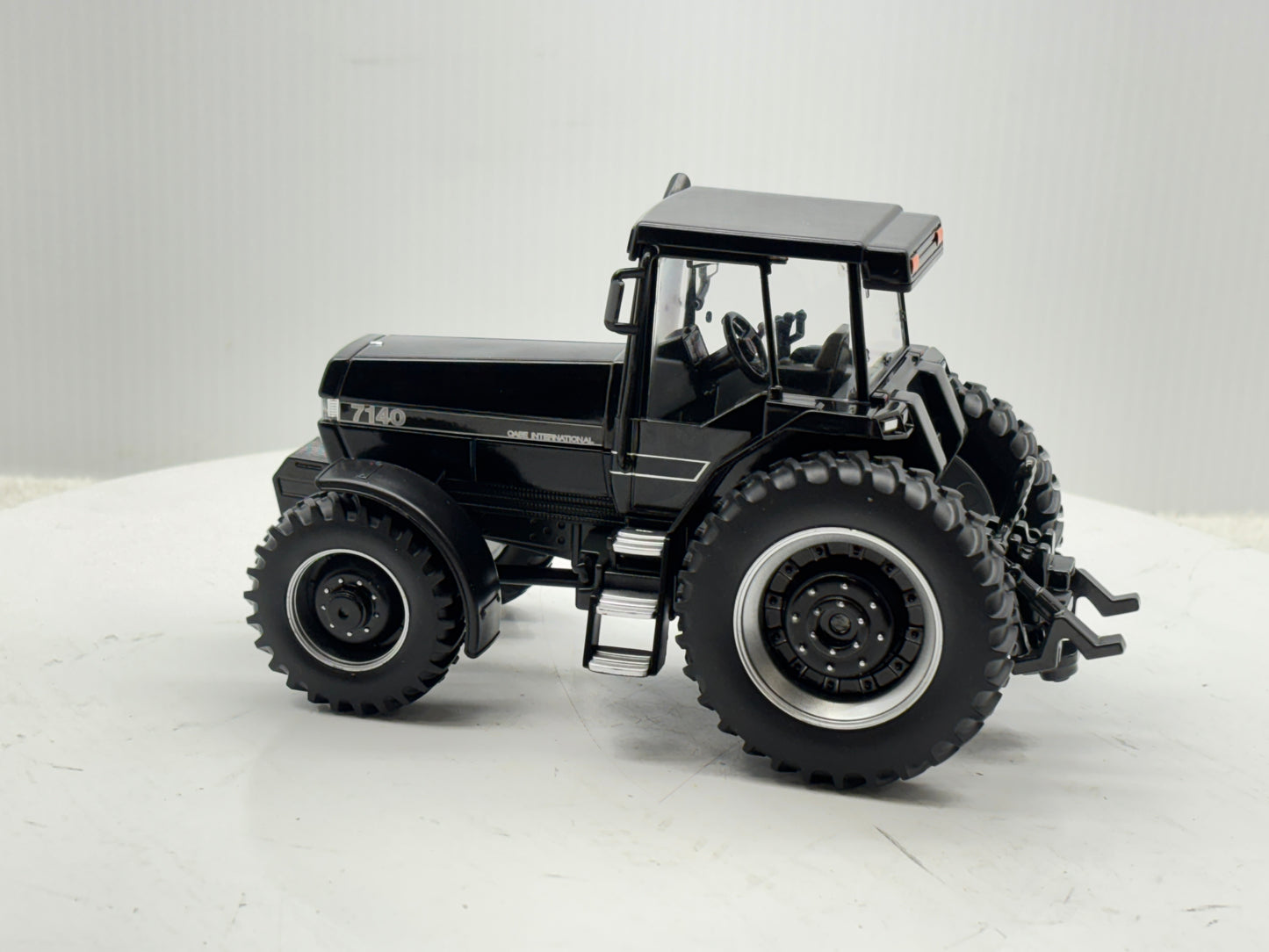 1/32 Case IH Magnum 7140 Black