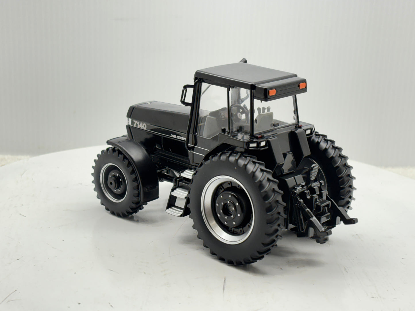 1/32 Case IH Magnum 7140 Black