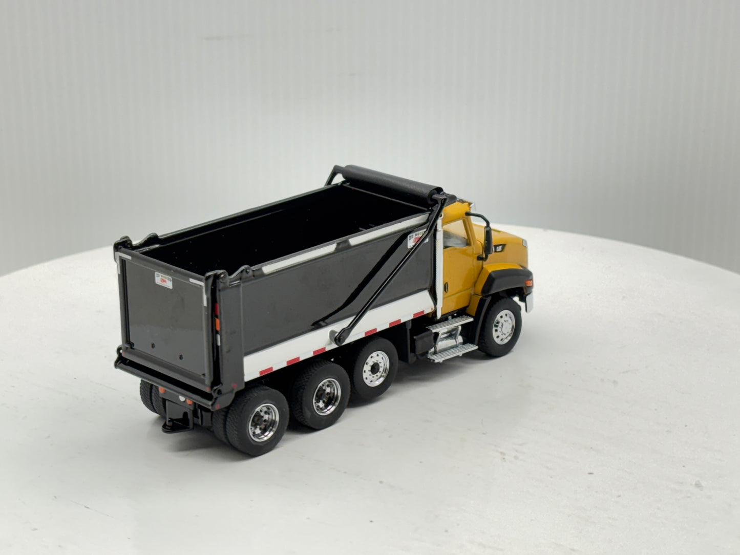 1/50 Caterpillar CT660 SBFA