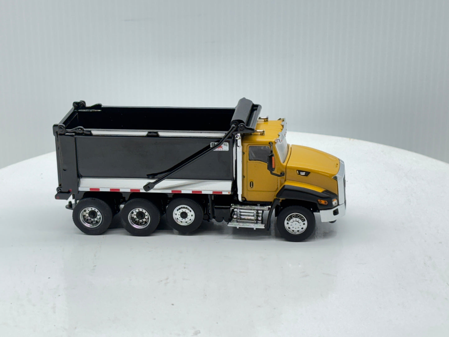 1/50 Caterpillar CT660 SBFA