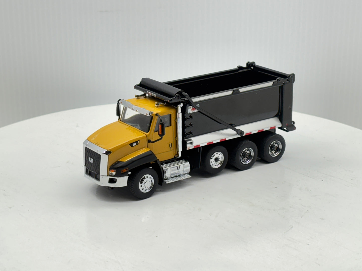 1/50 Caterpillar CT660 SBFA