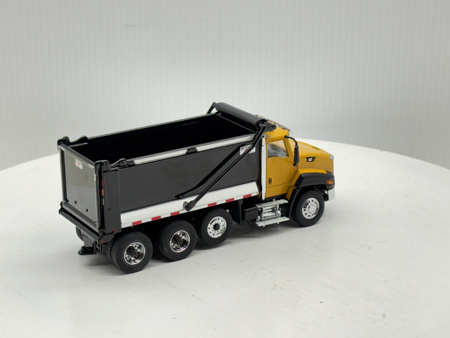 1/50 Caterpillar CT660 SBFA