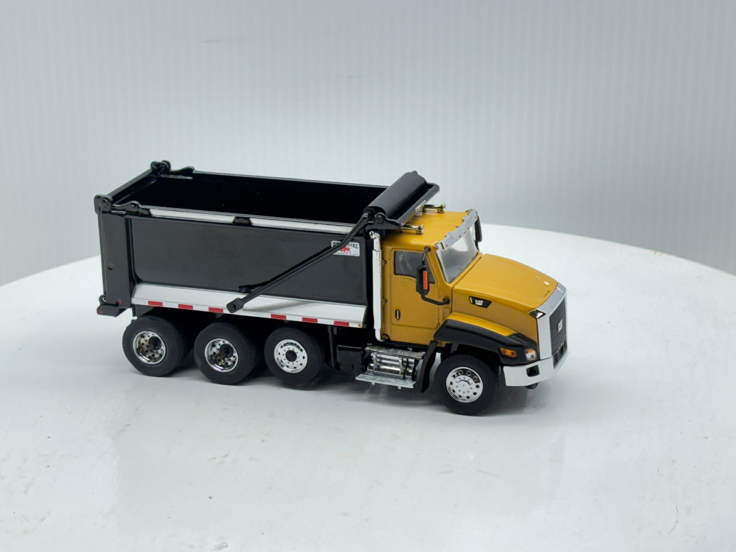 1/50 Caterpillar CT660 SBFA