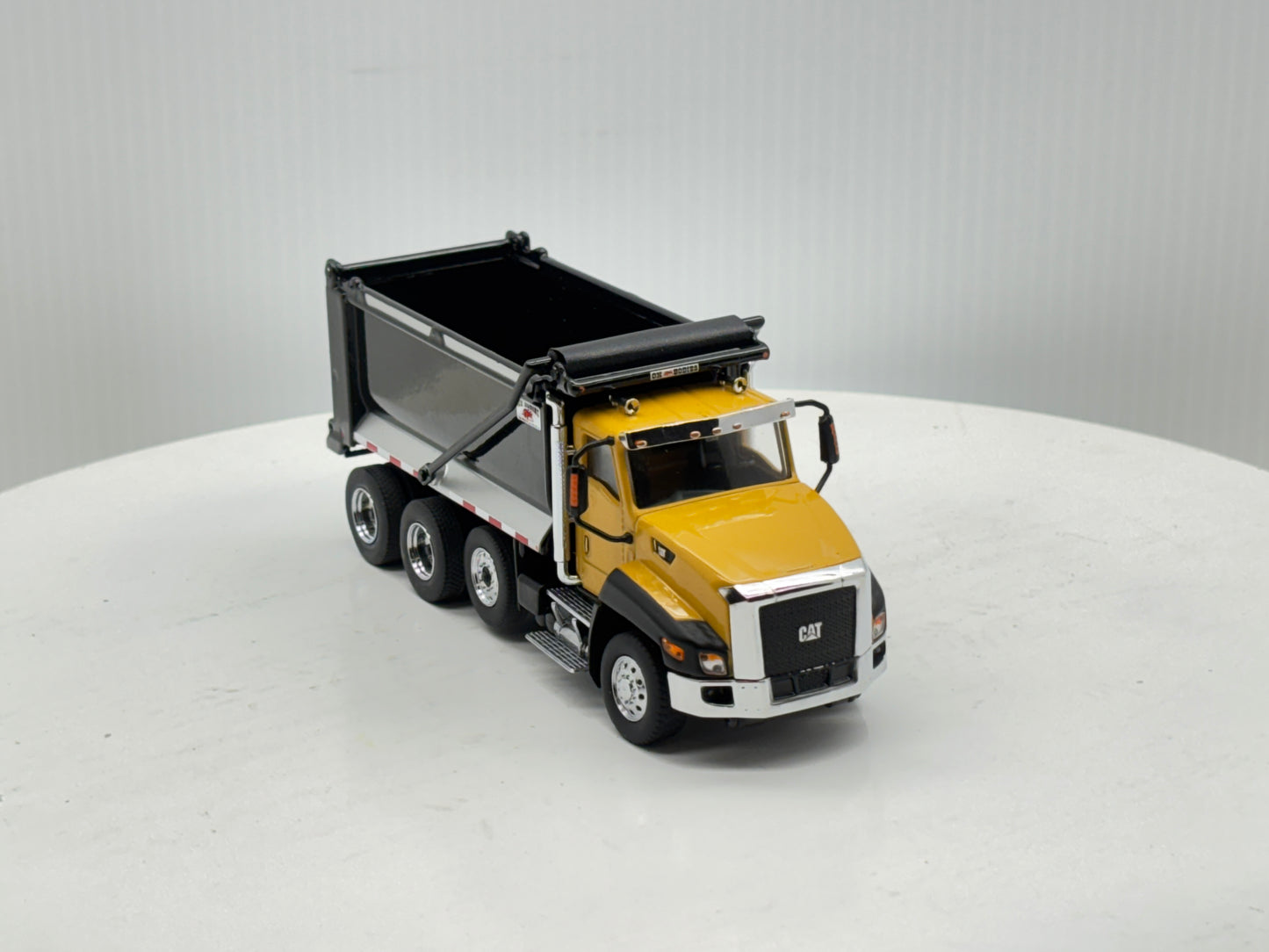 1/50 Caterpillar CT660 SBFA