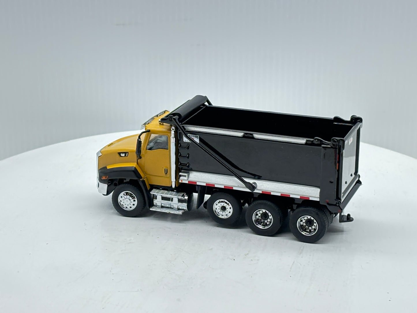 1/50 Caterpillar CT660 SBFA
